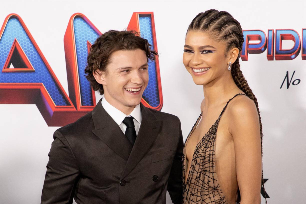 Tom Holland (25) y Zendaya (25) causaron furor anoche en la alfombra roja del estreno de “Spider-Man: No Way Home”.
