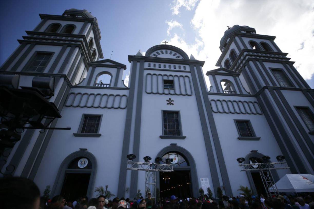 Hondureños renacen con la fe a la Virgen de Suyapa