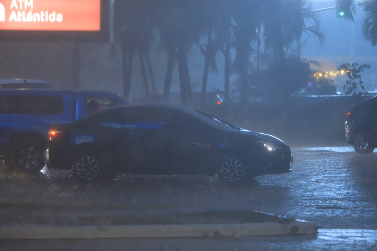 Las tormentas eléctricas son descargas violentas de electricidad atmosférica, que se manifiesta con rayos.