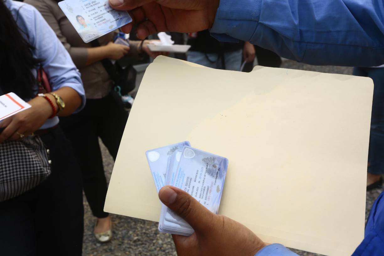 La semana pasada, el ministro de seguridad de Honduras, Gustavo Sánchez, informó que contaban con suficiente material para emitir 3,300 licencias al día, más de 21,000 a la semana y más de 80,000 al mes.