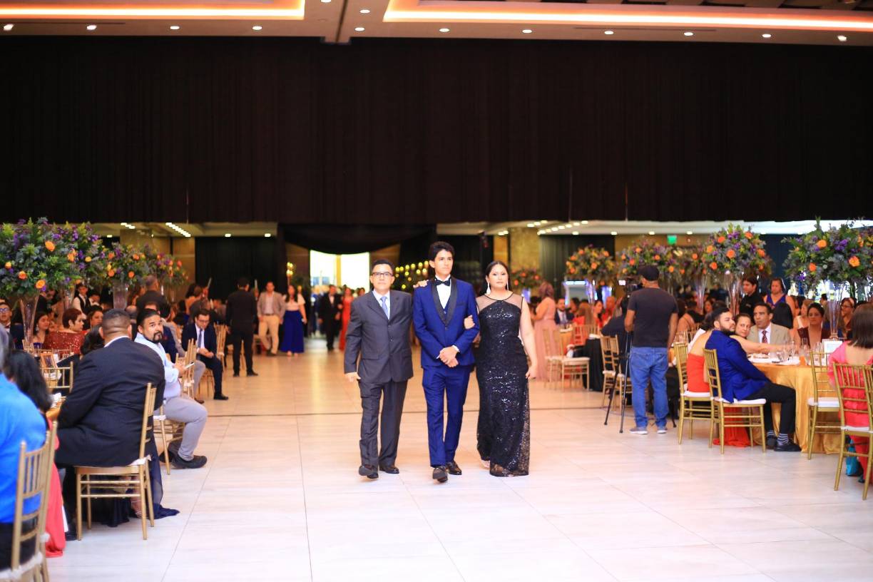 Los jóvenes graduados desfilaron junto a sus padres, mientras la ovación del público se escuchaba en todo el salón. 