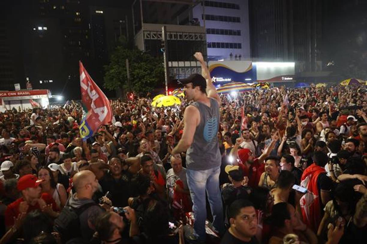 El estallido de júbilo en la emblemática avenida Paulista de Sao Paulo, donde se reunieron miles de votantes de Lula, fue inmediato. “Brasil está volviendo a los carriles tras cuatro años de oscuridad, la población estaba sintiendo miedo y pasando muchos problemas”, dijo a la AFP Larissa Meneses, de 34 años.