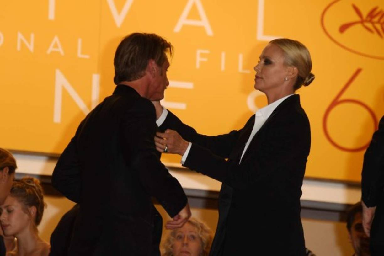 Durante la alfombra roja sonó la banda sonora de la película 'Into the Wild' (2007), dirigida por Sean Penn, y que compuso el vocalista de Pearl Jam, Eddie Vedder.