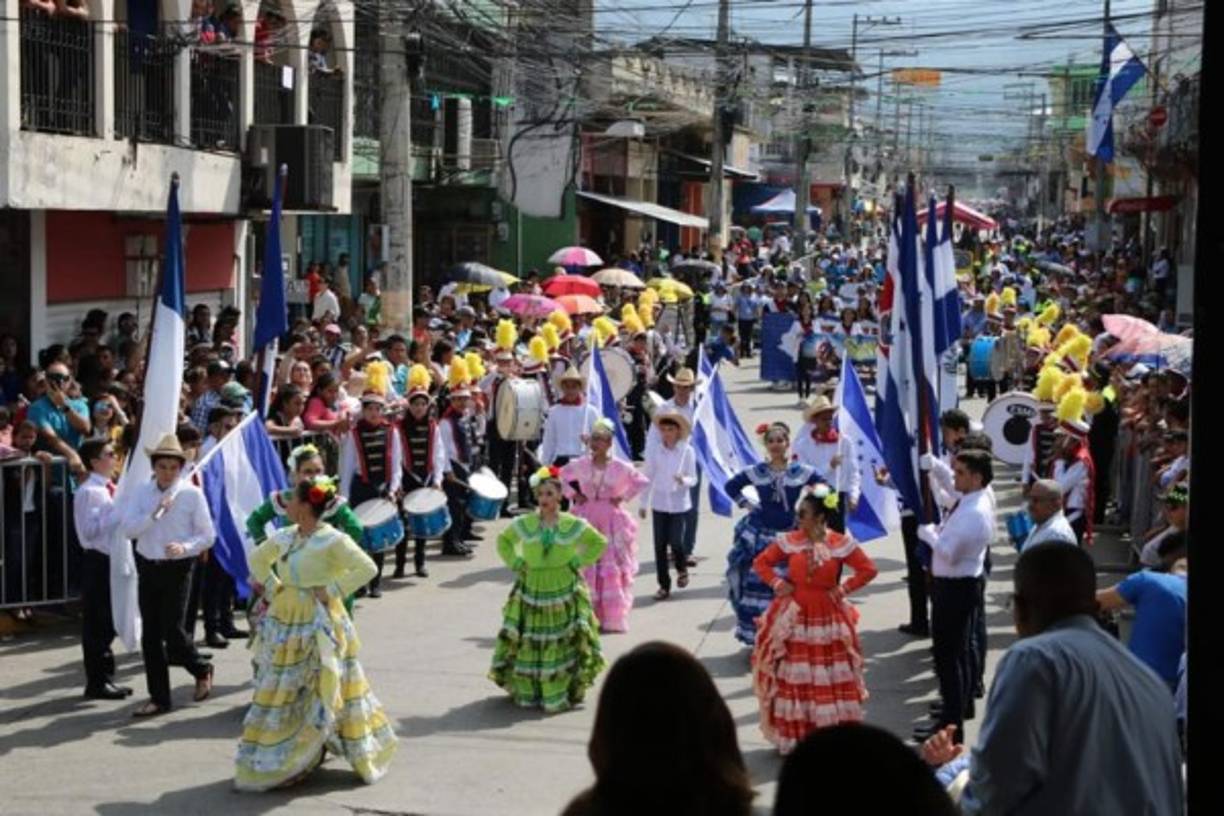 Cientos de sampedranos acudieron desde temprano a presenciar los desfiles.
