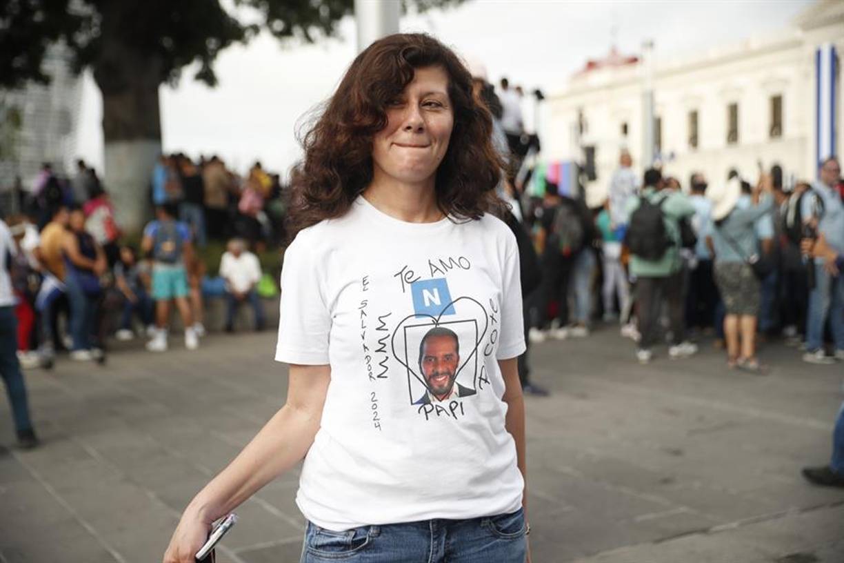 Esta joven no pudo ocultar que “ama” a Bukele.