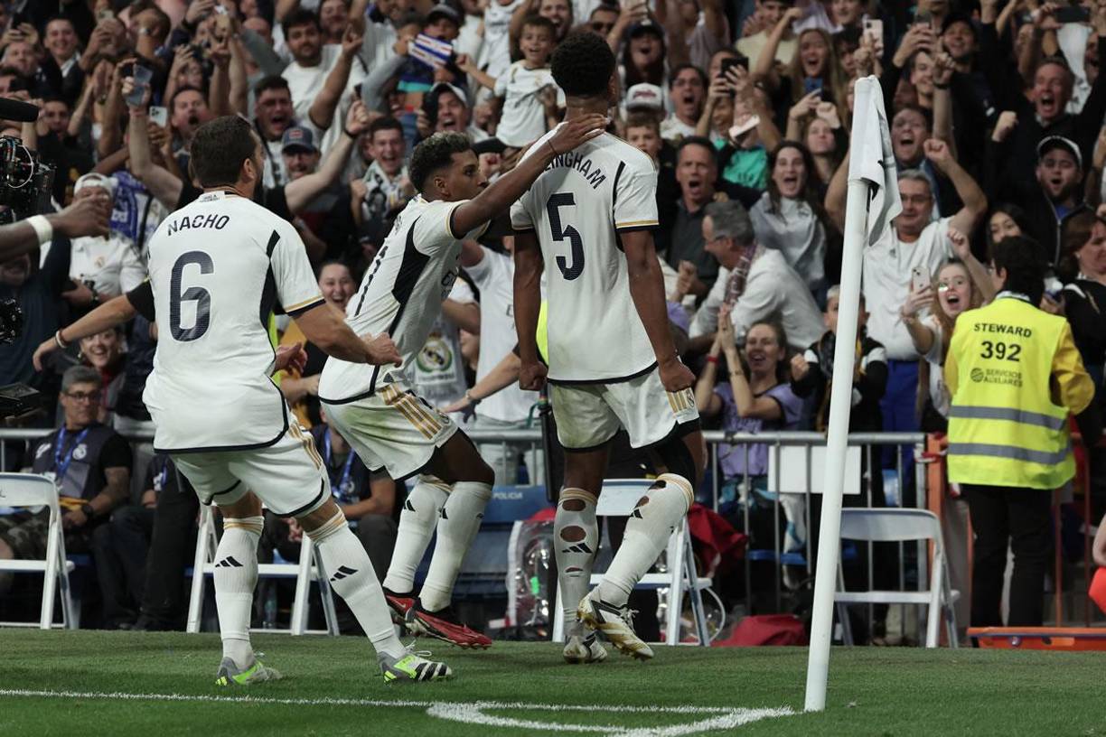 La alocada celebración de los jugadores del Real Madrid tras el gol de Jude Bellingham.