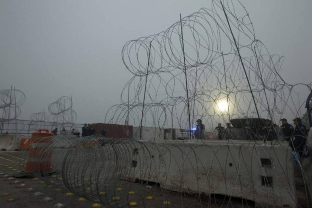 Los agentes de la Patrulla Fronteriza también resguardaron el cruce fronterizo entre Piedras Negras y Eagle Pass para impedir una estampida de migrantes como las registradas en Tijuana en diciembre pasado.