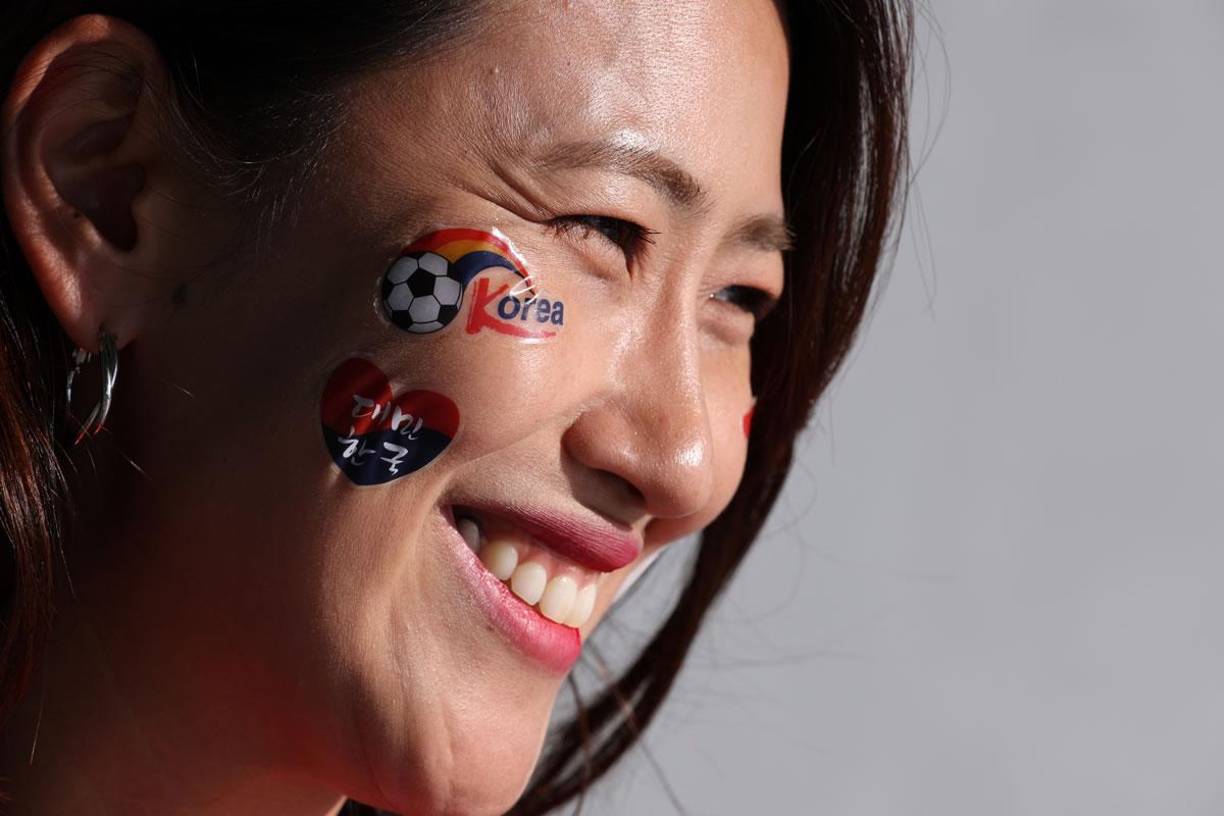 Locura por Son y lindas fans: ambiente del Uruguay-Corea