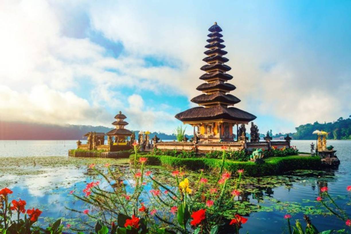 7- Indonesia<br/><br/>Si no te suena Indonesia en el mapa turístico mundial, solo basta con recordarte a Bali, como referencia de la mejor propuesta de este país asiático. El misticismo y las hermosas playas para surfear te atraparán en Indonesia, el país de las mil un islas. <br/>