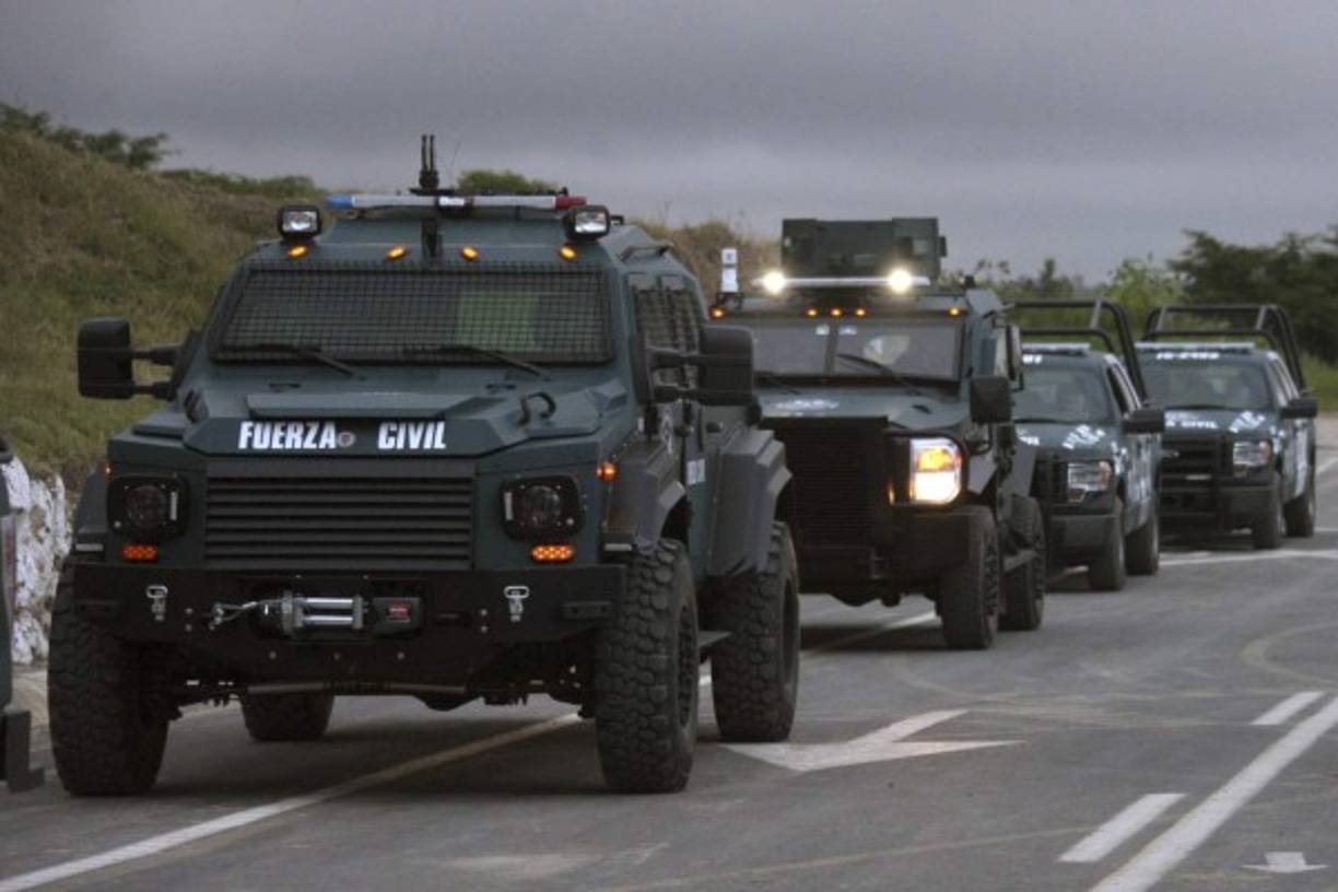 Un convoy de las fuerzas federales mexicanas transita por el estado de Guerrero. El Gobierno mexicano ha ofrecido una millonaria recompensa por información sobre los 43 estudiantes desaparecidos.