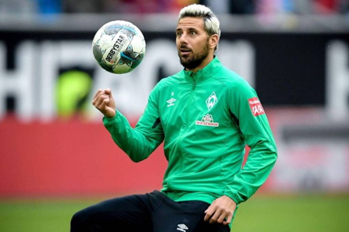 El veterano delantero peruano Claudio Pizarro (41 años), que acaba contrato con el Werder Bremen en las próximas fechas, afirmó que no descarta la posibilidad de regresar a Alianza de Lima para finalizar allí su carrera, 'nunca he dicho que voy a volver, esta decisión conlleva otras cosas fuera de la parte futbolística. Si hay una posibilidad, analizaré la propuesta y la situación'.