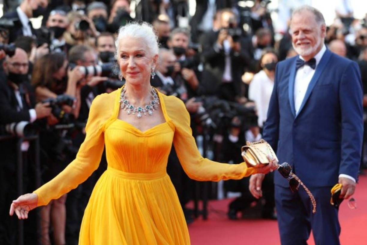 La actriz británica Helen Mirren llega para la ceremonia de apertura y proyección de la película 'Annette' en la 74 edición del Festival de Cannes en Cannes.