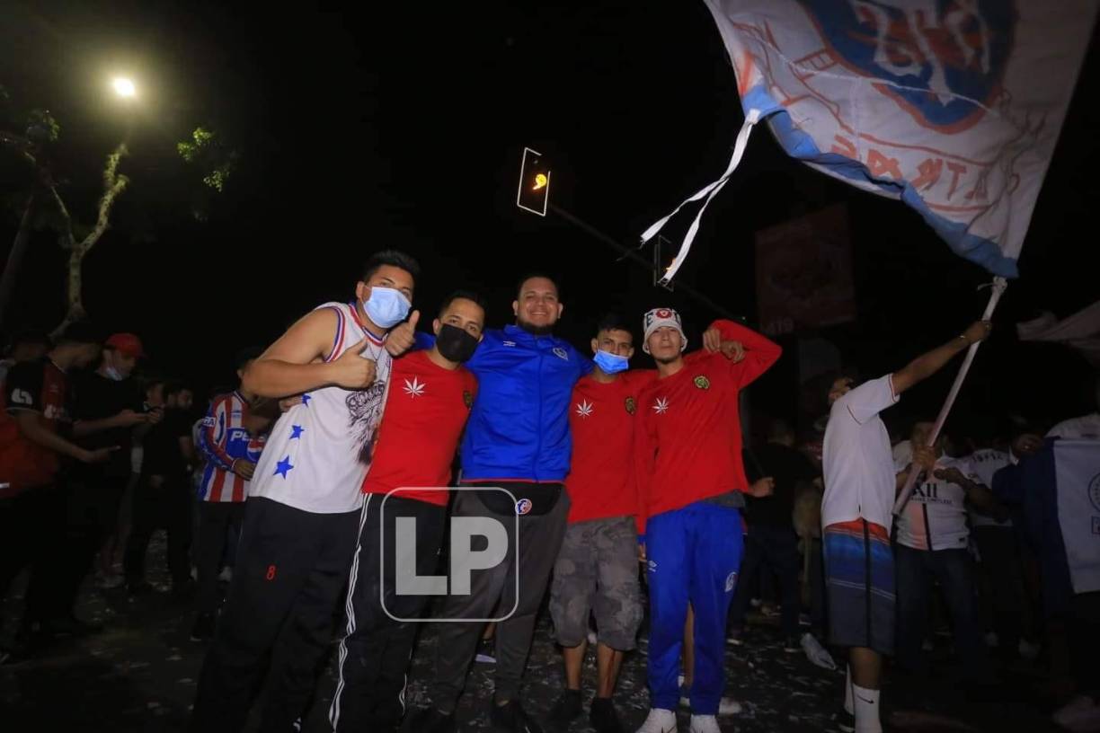La afición del Olimpia celebró hasta la madrugada de 24 de diciembre en San Pedro Sula el tetracampeonato logrado por el equipo de Pedro Troglio tras ganar la Gran Final del Torneo Apertura 2021 al Real España.