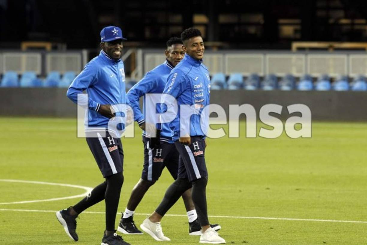 Los jugadores caminaron y muchos se dedicaron a examinar cuidadosamente el hermoso césped del escenario de la batalla entre la escuadra catracha y el de las Barras y las Estrellas.