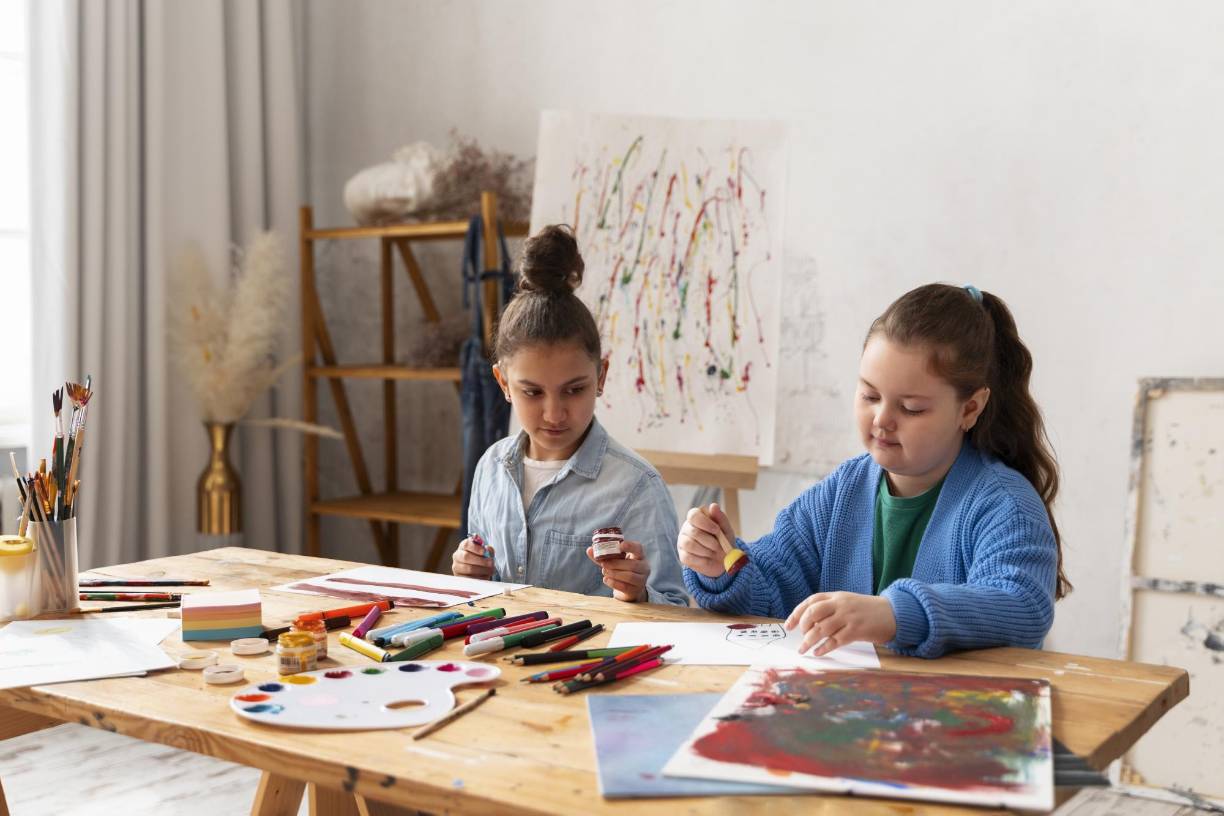 B. Terapia de juego o arte: Utiliza actividades lúdicas o creativas para expresar emociones y gestionar el estrés. C. “Mindfulness” y técnicas de relajación: ejercicios de respiración, meditación, relajación muscular. D. Apoyo escolar: Coordinación con el personal escolar para crear un ambiente de aprendizaje seguro y comprensivo.E. Medicamentos: En casos severos, un profesional de salud puede recomendar medicamentos.