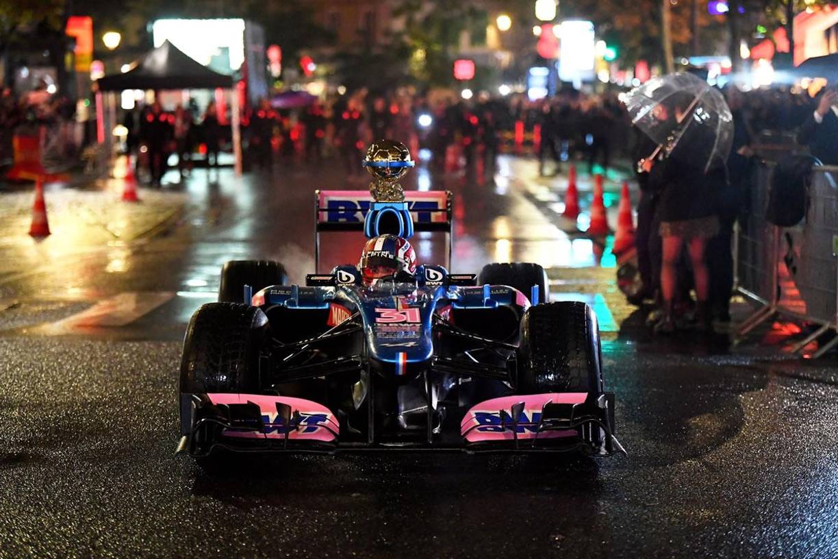 Así llegó el Balón de Oro al Theatre du Chatelet de Paris, montado en un coche de Fórmula 1. ¿Quién era el piloto?