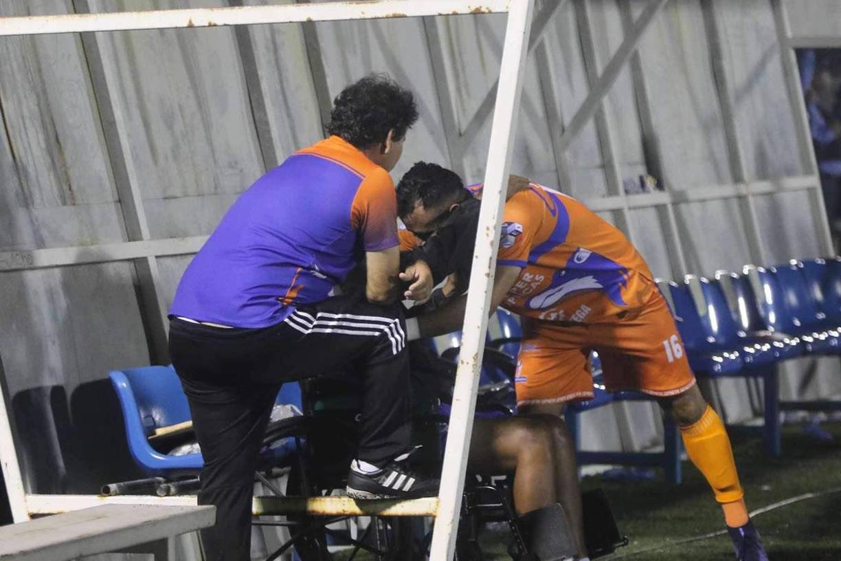 Otra toma del tierno abrazo entre Meléndez y Castellón. La Manada empató sobre el final y con un hombre menos tras la expulsión de César Guillén.