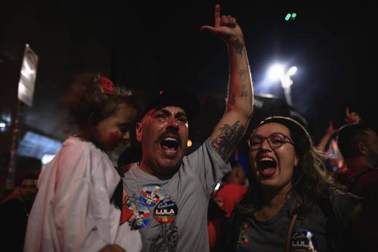 Entre lágrimas, risas y gritos miles de brasileños celebran en la avenida Paulista, en São Paulo, Brasil al escuchar el triunfo de Lula.