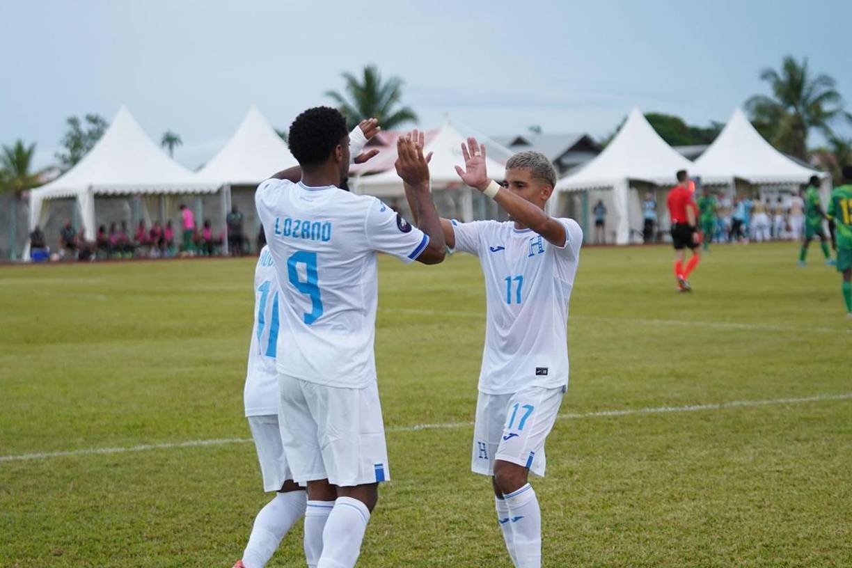 El festejo del ‘Choco’ Lozano con José Mario Pinto tras marcar su gol para el 0-1 de Honduras.