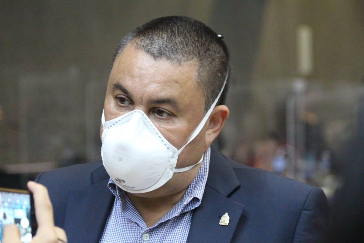 “Me tiraron al suelo, me lesioné la rodilla derecha. No tengo ninguna afectación en los ligamentos, golpes en los costados, en el cuello, la sensación de que a usted le pongan tres veces la pistola en la cabeza y el trauma psicológico de ver cómo a mi esposa le hicieron lo mismo”, dijo.