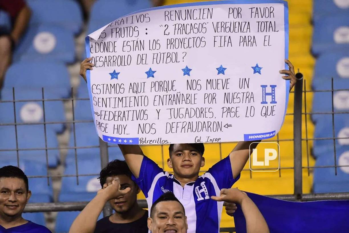 La pancarta de este aficionado catracho fue dirigida para los directivos de la Fenafuth.