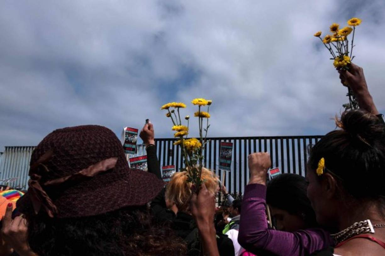 Ayer, dos contingentes se manifestaron en el área de Playas de Tijuana, donde el cerco fronterizo se interna en las aguas del Pacífico.<br/><br/>Los grupos, separados por unos 30 metros, estuvieron integrados por unas 100 personas del lado estadounidense y por unas 500 en el mexicano, unidas todas a través de arengas y mensajes en cartulinas que apoyaban el paso de los migrantes.<br/>