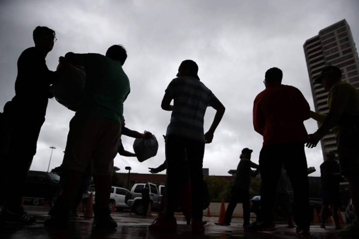 La página de Facebook de la Iglesia con la congregación más grande de EUA publicó estas imágenes de sus voluntarios trabajando en la recepción de donaciones para los afectados.