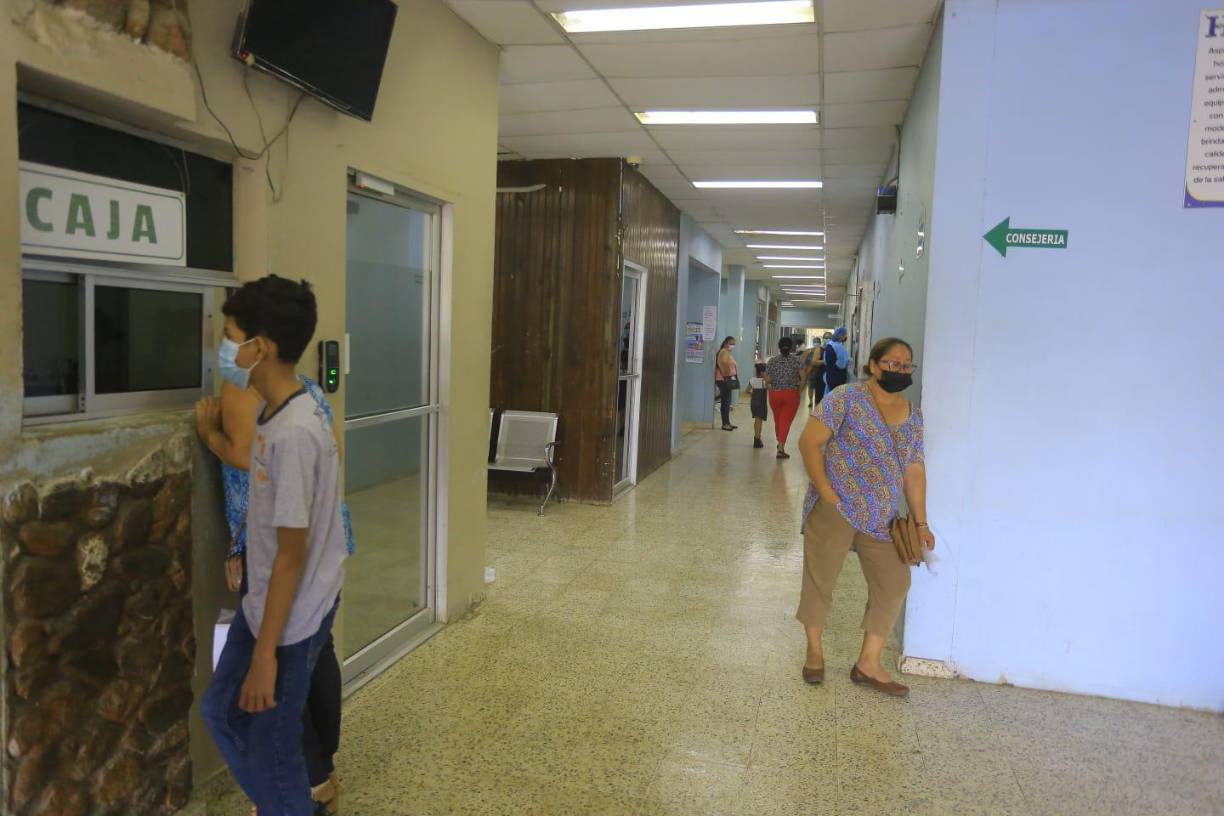 La toma del hospital generó enfrentamiento entre personal de salud y campesinos.