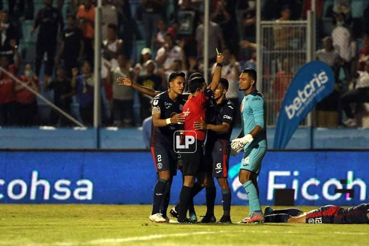 El árbitro Said Martínez amonestando a Marlon Licona.