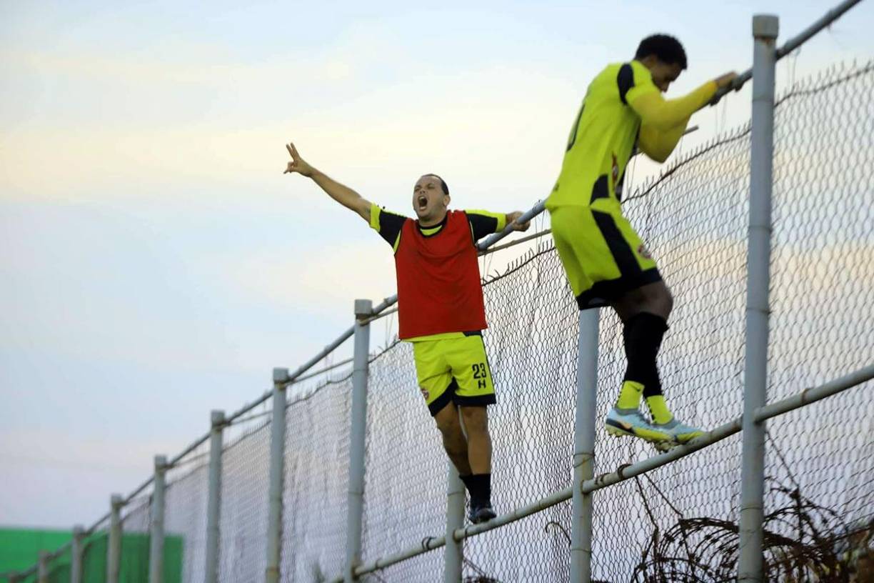 Mario Ventura, eufórico celebrando en la cima del cerco el título de campeón del Torneo Clausura 2023 de la Liga de Ascenso.