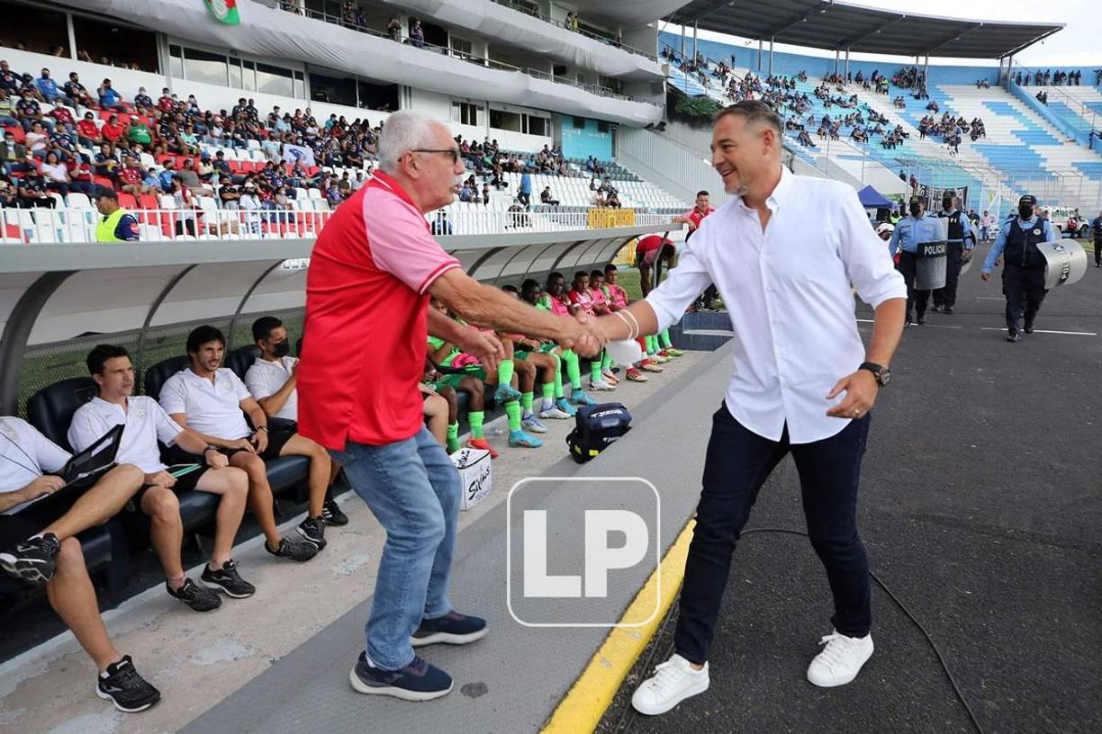 En la capital, Hernán “La Tota” Medina y Manuel Keosseián también se saludaron amigablemente.