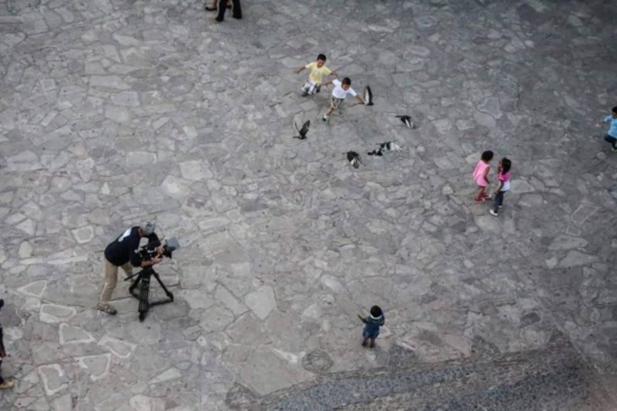 Niños jugando en la plaza de Comayagua.