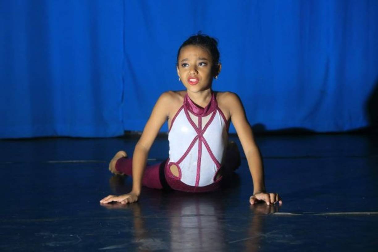 “Me encanta bailar, disfruto hacer acrobacias. Cuando sea grande quiero ser una profesora de baile y actuar en Cirque du Soleil”, dice Karlita.