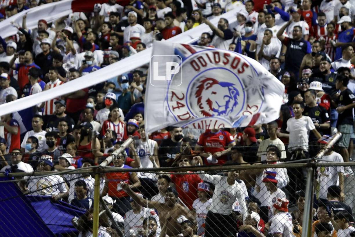 La Ultra Fiel no falló a la cita y se hizo presente en el Morazán para alentar a su amado León.