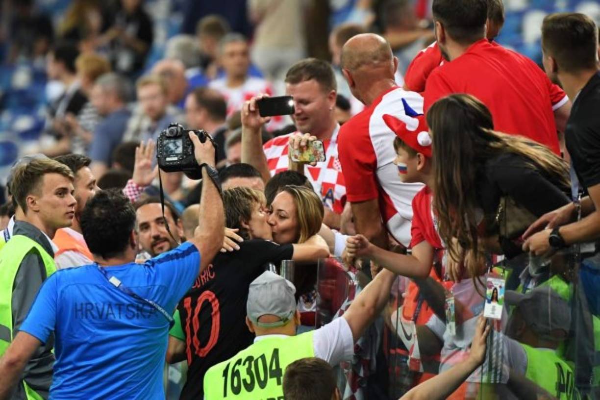 Vanja Bosnic felicitó a Luka Modric con este beso. Foto AFP