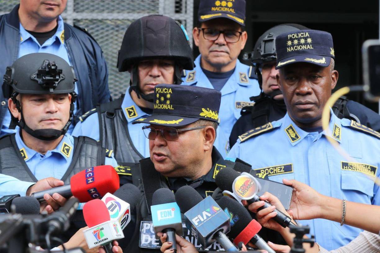 Contingente de policías resguardan el Ministerio Público
