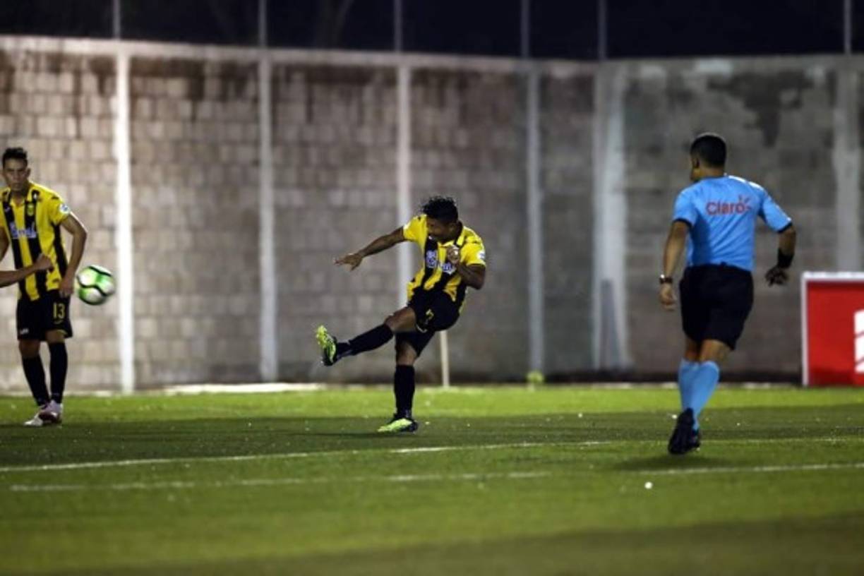 Iván 'Chino' López se despachó con un doblete ante UPN. Acá al momento de marcar su segundo tanto, un golazo de zurda.