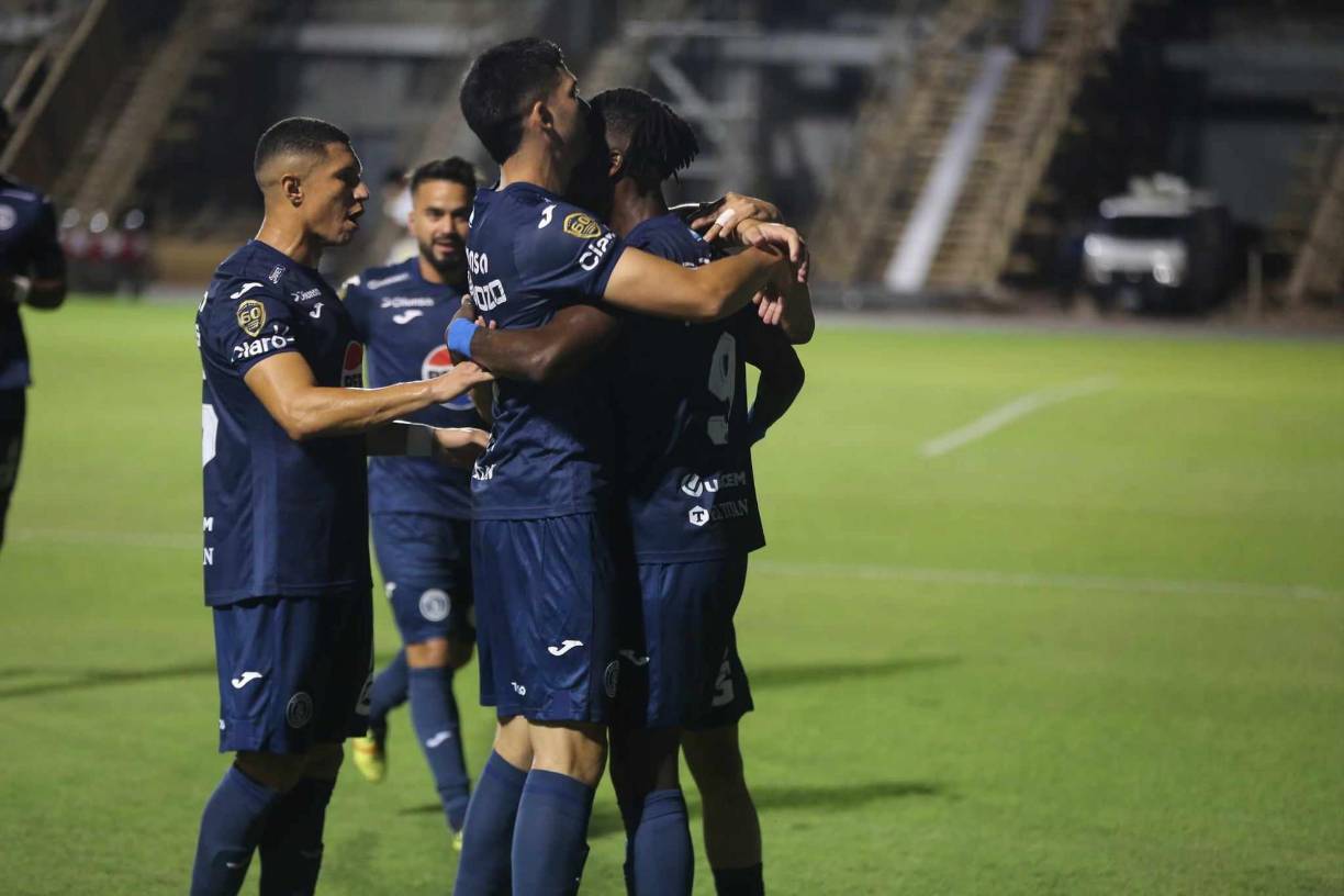 El primer tanto de ‘Roruca’ llegó en la primera parte al minuto 11 desde el punto penal tras mano de Ángel Fiallos. El ‘9’ del Ciclón engaño a Argueta que se lanzó a su izquierda.