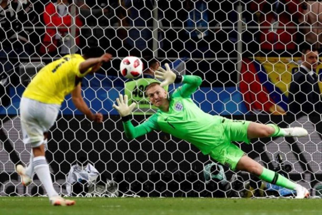 Si el guardameta infringiera las Reglas de Juego, pero la pelota no entrara en la portería o rebotara en los postes o el travesaño, no se repetirá el lanzamiento como se hace hasta ahora, a menos que la infracción del portero influyera claramente en el lanzador.