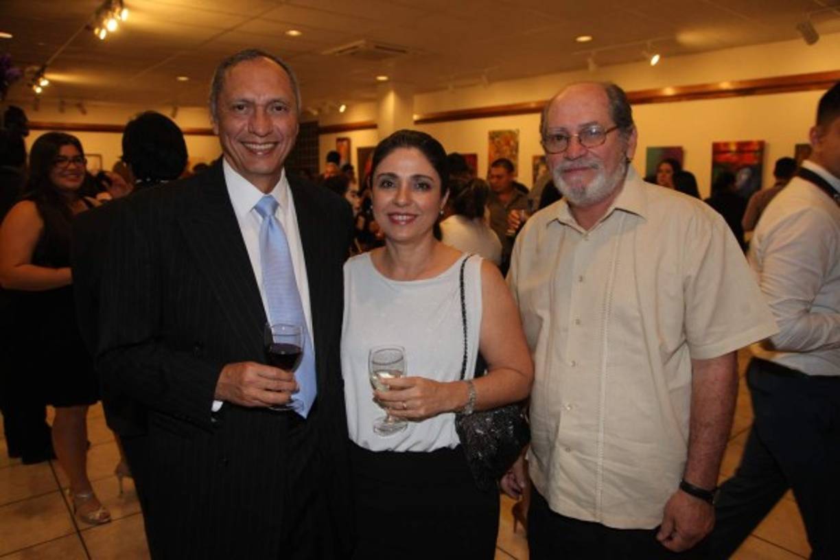 Arturo y Giovanna Barahona con Antonio Vinciguerra.