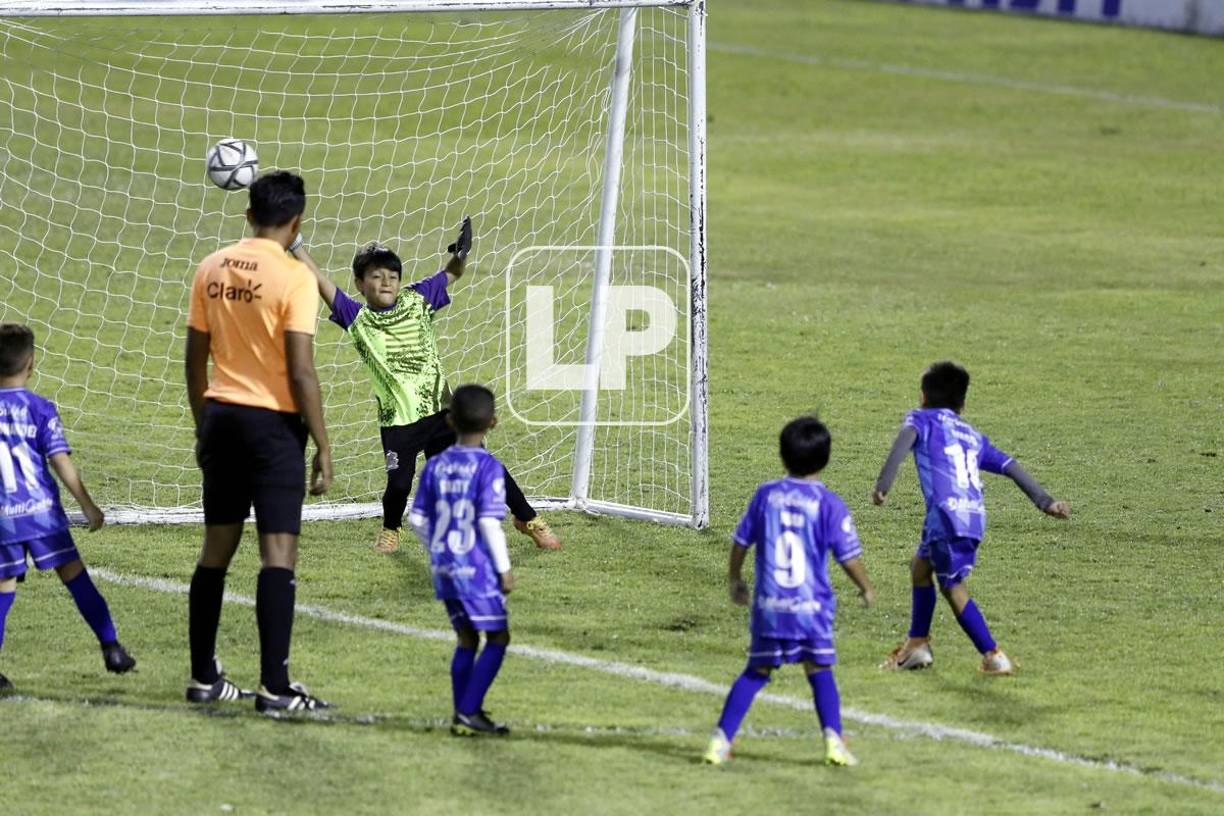 En el medio tiempo del partido, unos niños aprovecharon el descanso de los jugadores para jugar unos minutos con el balón.