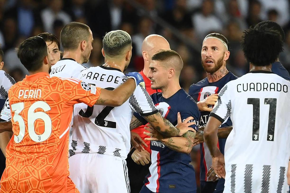 La mirada de Sergio Ramos a Leandro Paredes por la falta que le hizo a Mbappé.