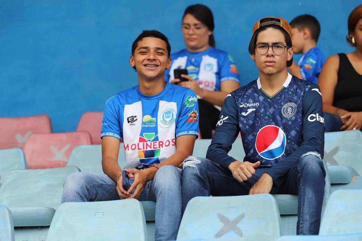 Amigos y rivales. Ellos disfrutaron del partido entre Victoria y Motagua en el estadio Ceibeño.
