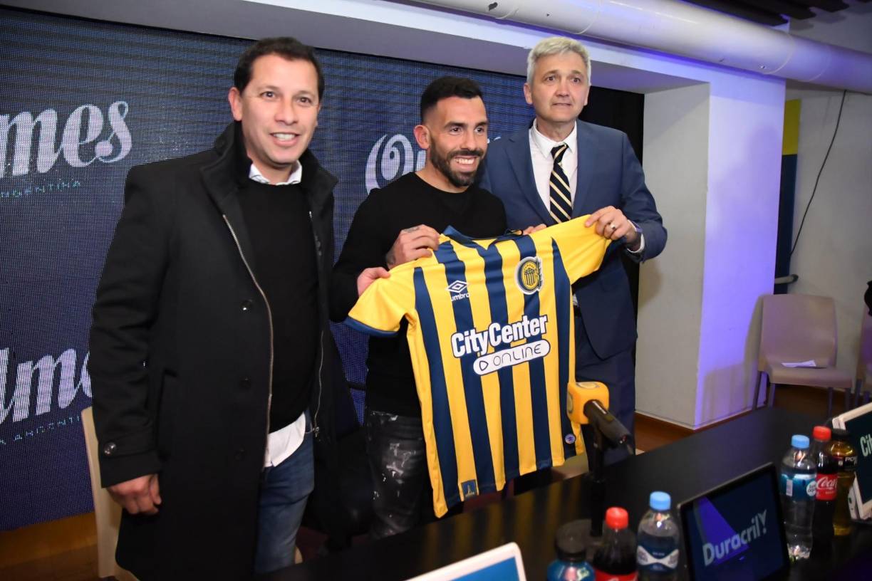 El exdelantero Carlos Tevez, que jugó en la selección argentina, Boca Juniors, Manchester United y Juventus, entre otros, debutará como entrenador en Rosario Central, que este martes anunció su arribo como director técnico. “¡Carlos Tévez es el DT de Rosario Central! El Apache se convirtió en el nuevo entrenador auriazul, tras firmar contrato con el club por 12 meses. Carlos “el Chapa” Retegui, será integrante de su cuerpo técnico”, informó el conjunto rosarino a través de las redes sociales.