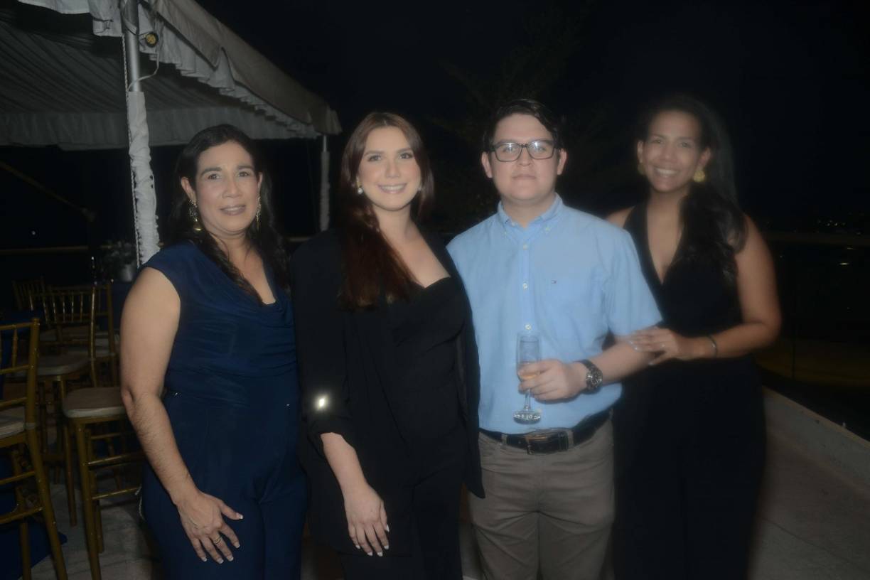 Graciela Martínez, Gretel Martínez, Cristian Andrade y Carmen Martínez