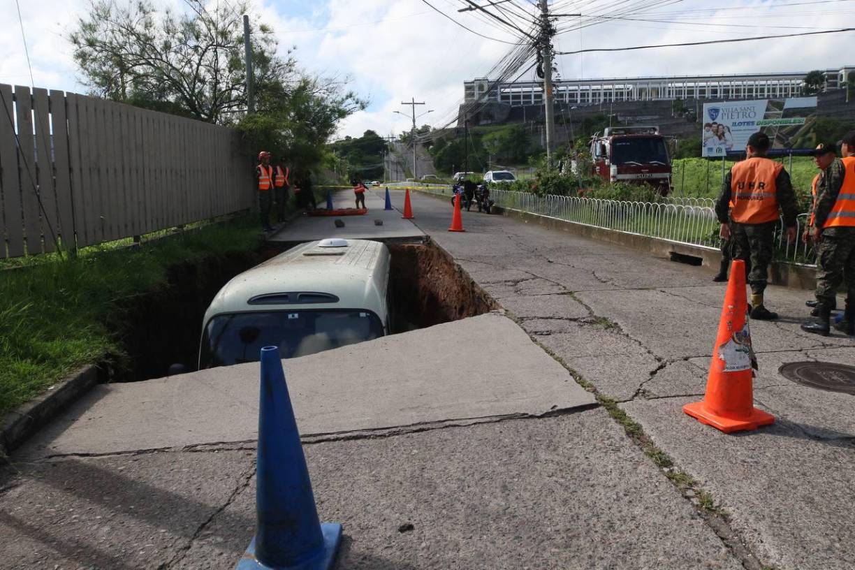 Las calles cercanas fueron cerradas para evitar más accidentes.