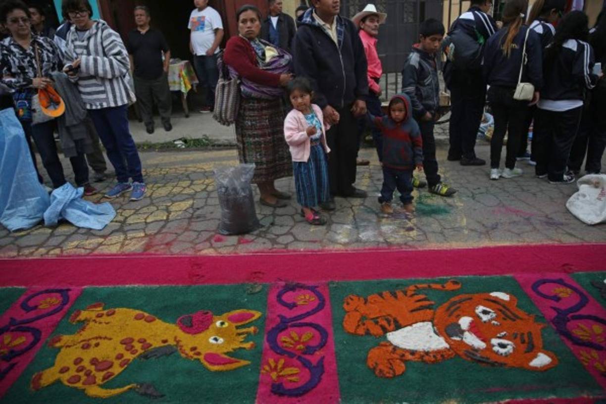 Durante el recorrido, en el que se escenifican hasta seis estaciones y que se celebra desde hace unos 500 años, la procesión se detiene para rezar en varias ocasiones y al salir de la tradicional eucaristía, que se celebra en la iglesia de San Bernardino, los fieles realizan la 'Danza del Venado'.<br/>