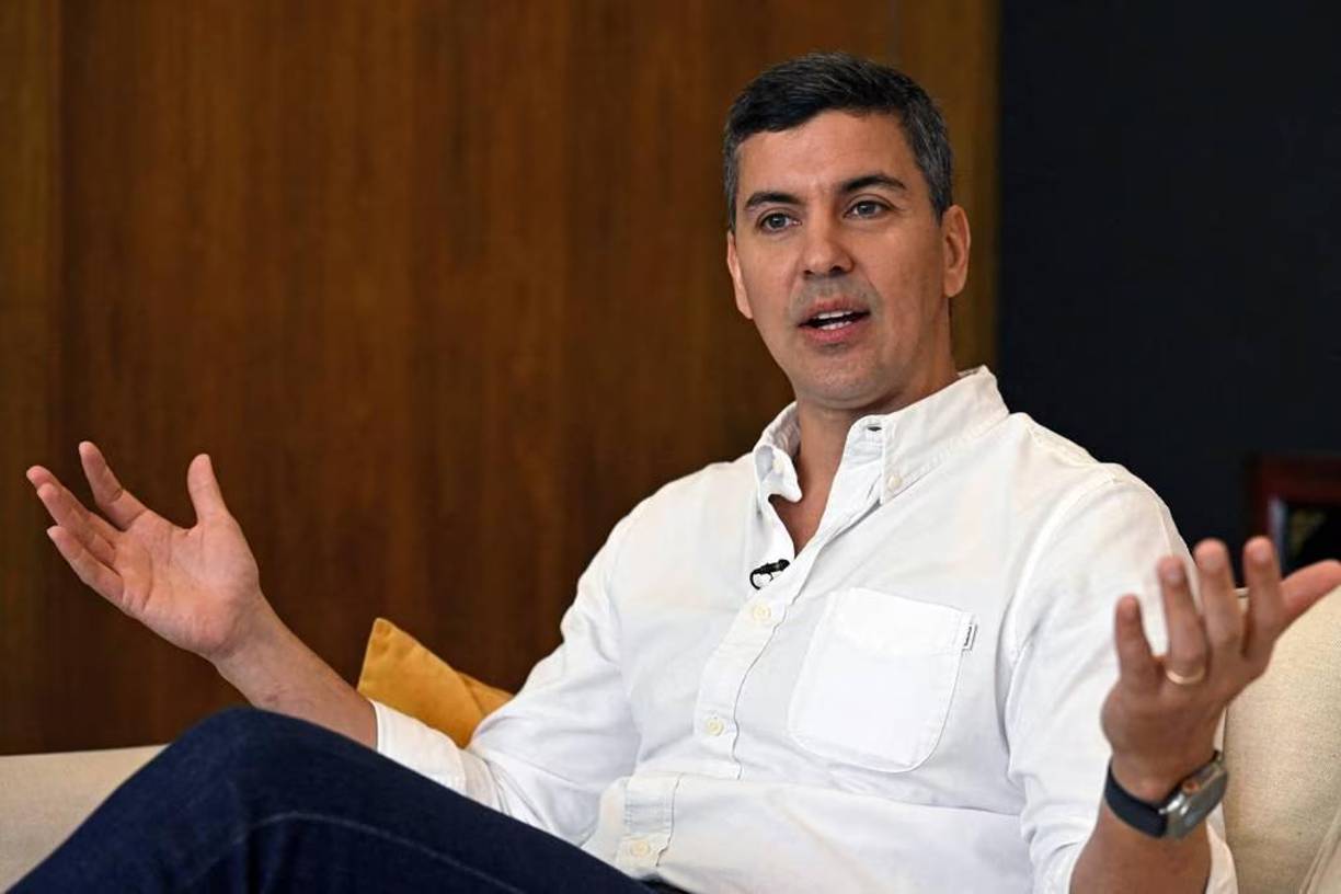 Por otro lado, Santiago Peña, presidente de Paraguay, también se le considera como uno de los gobernantes más atractivos.