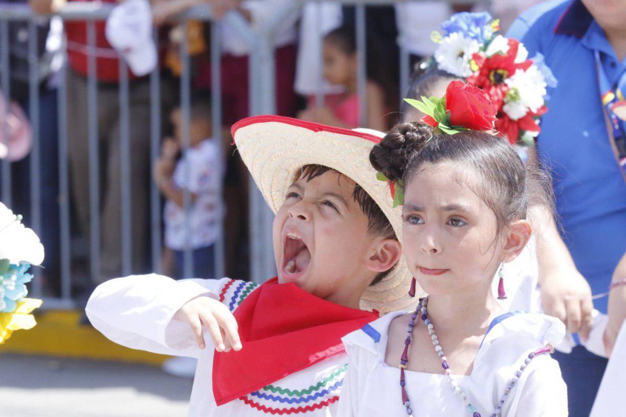 A este bello chiquitín lo levantaron muy temprano y se gastó un tremendo bostezo.