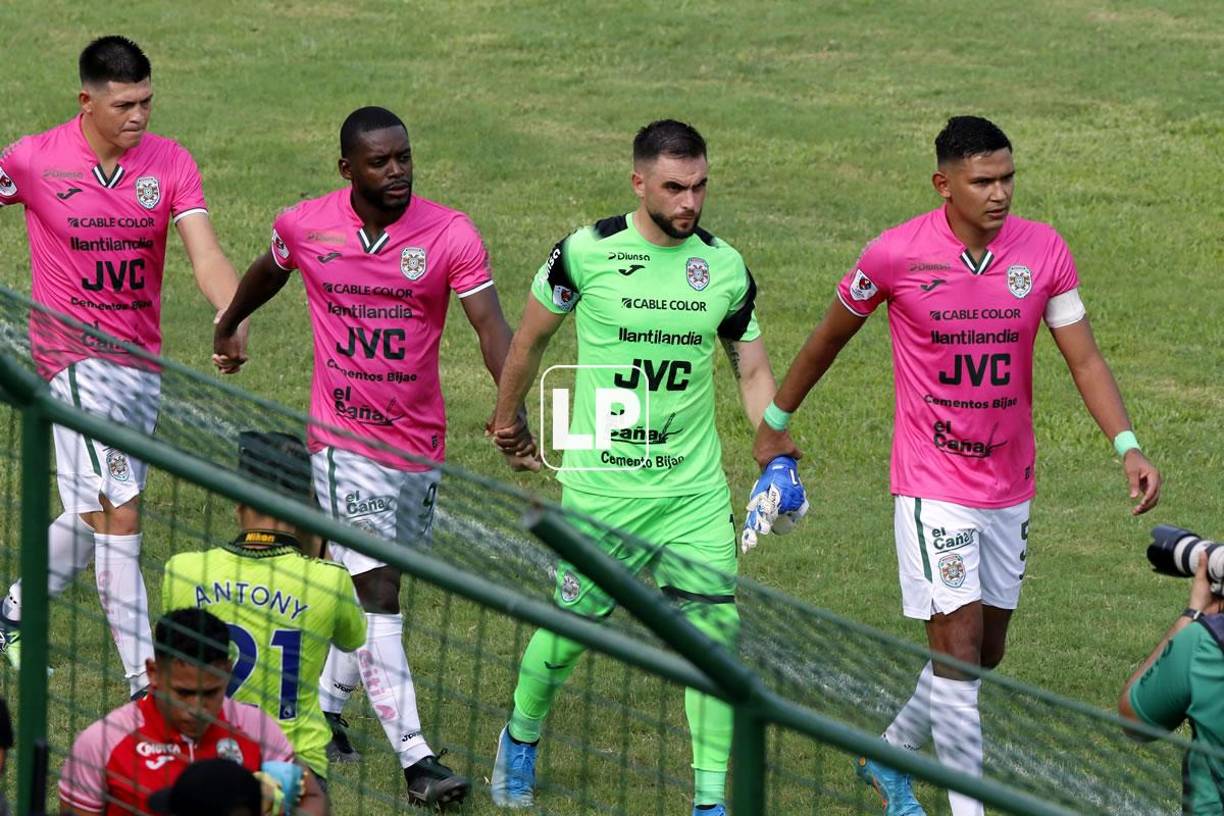 Los jugadores del Marathón salieron al campo tomados de las manos.